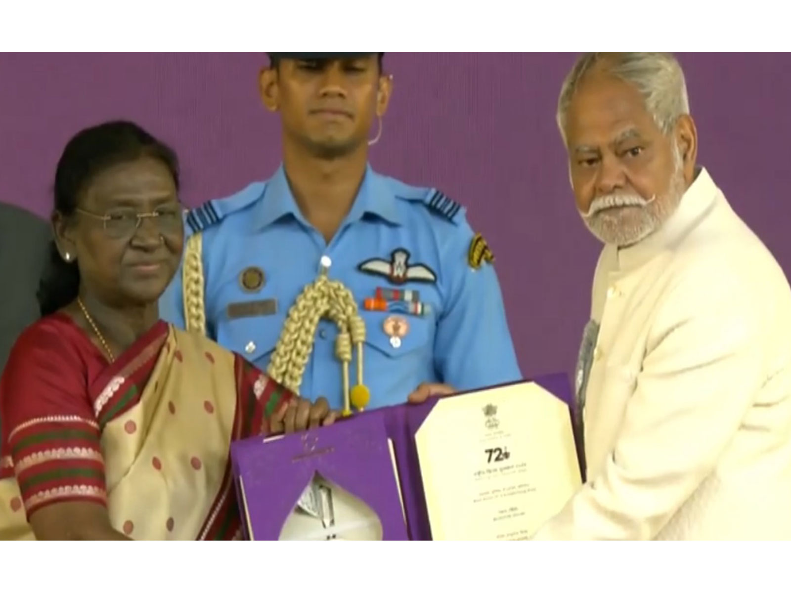 Actor Sanjay Mishra recieves National Award Source - (Photo/X@rashtrapatibhvn)