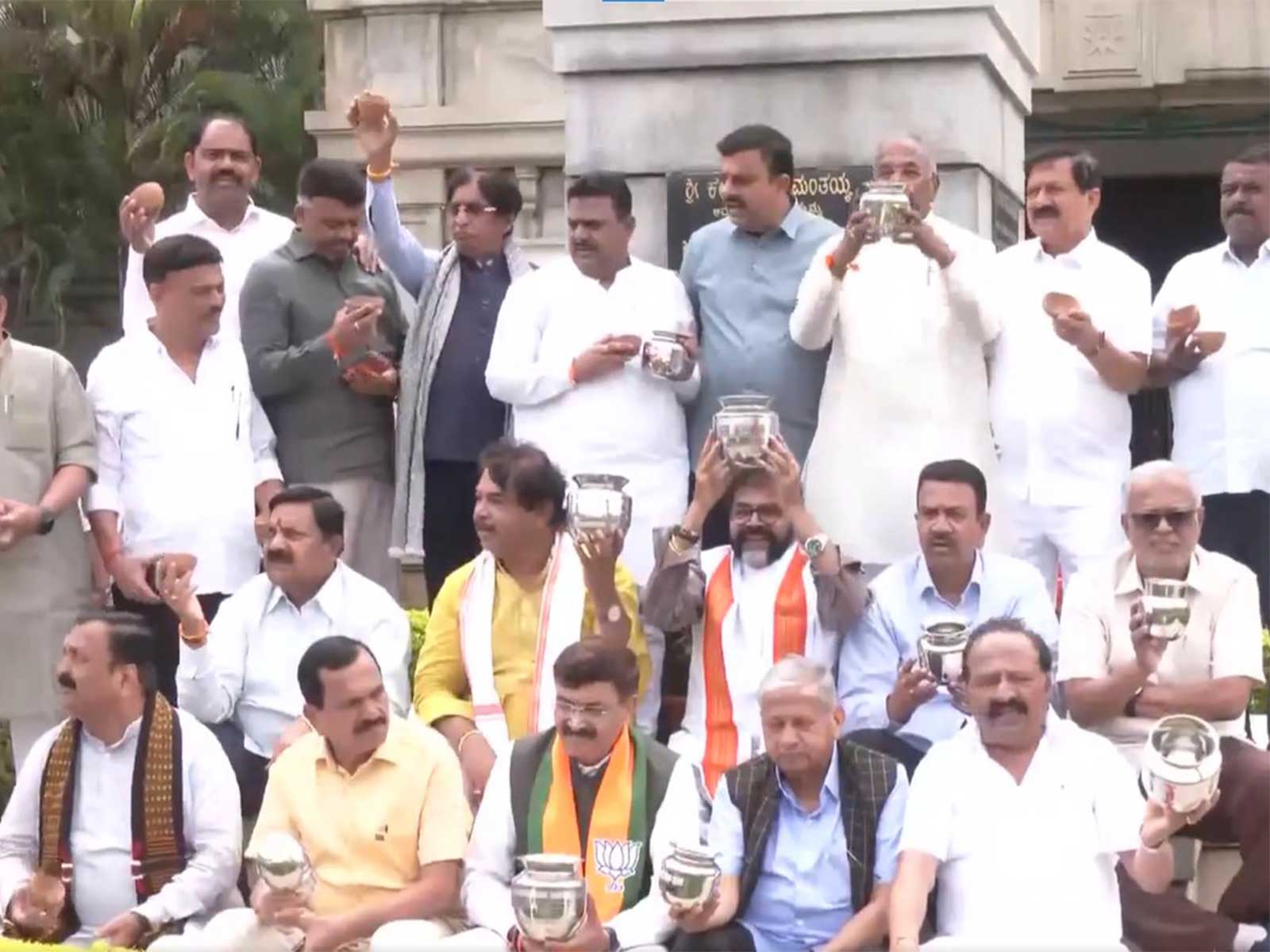 Karnataka BJP leaders stage protest in Bengaluru (Photo/ANI)