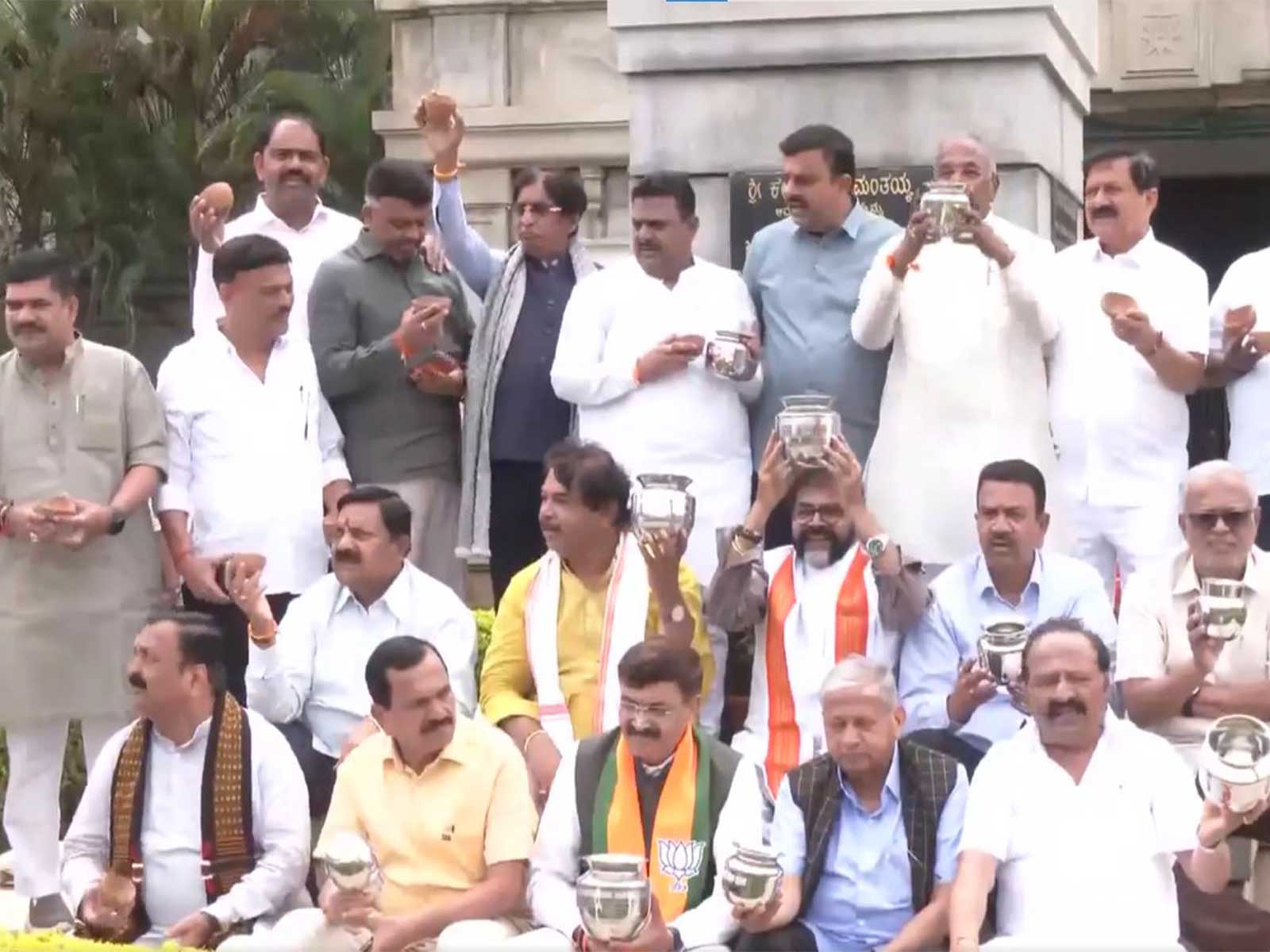 Karnataka BJP leaders protest in Bengaluru (Photo/ANI) Karnataka BJP leaders protest in Bengaluru (Photo/ANI)
