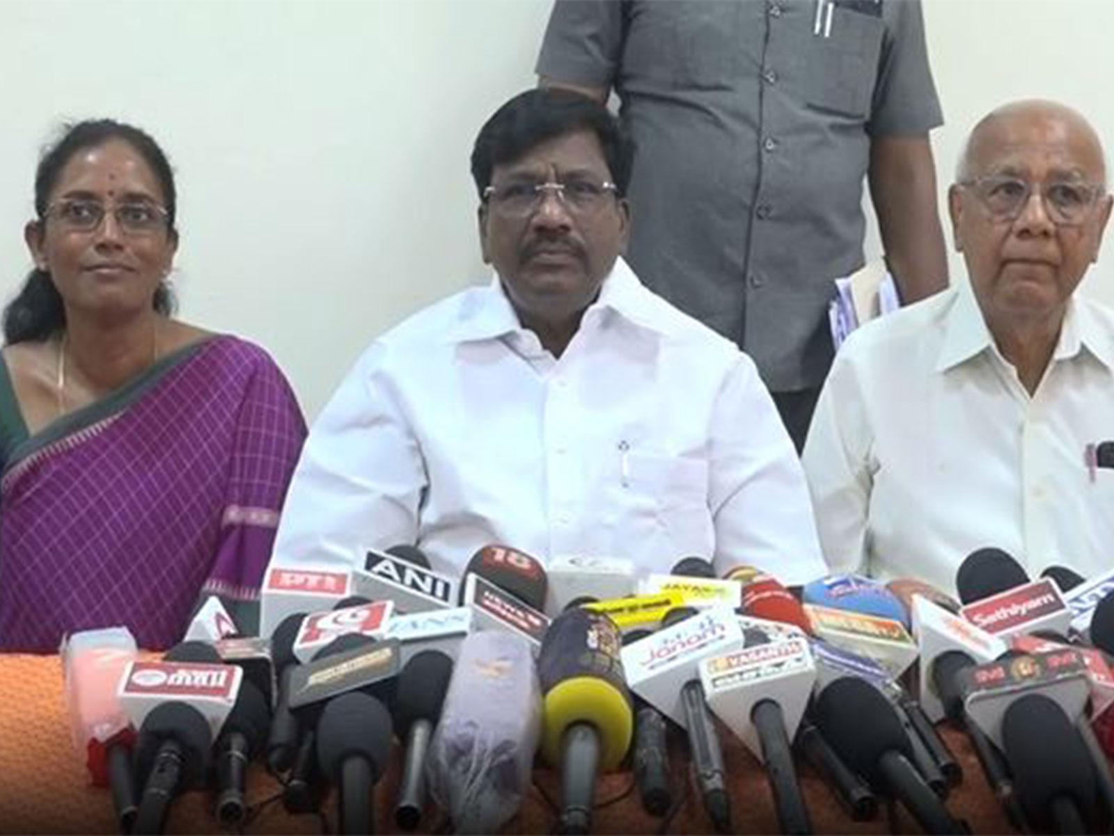 Congress MP Jothimani, Tamil Nadu Higher Education Minister Viswanathan (Photo/ANI) Congress MP Jothimani, Tamil Nadu Higher Education Minister Viswanathan (Photo/ANI)