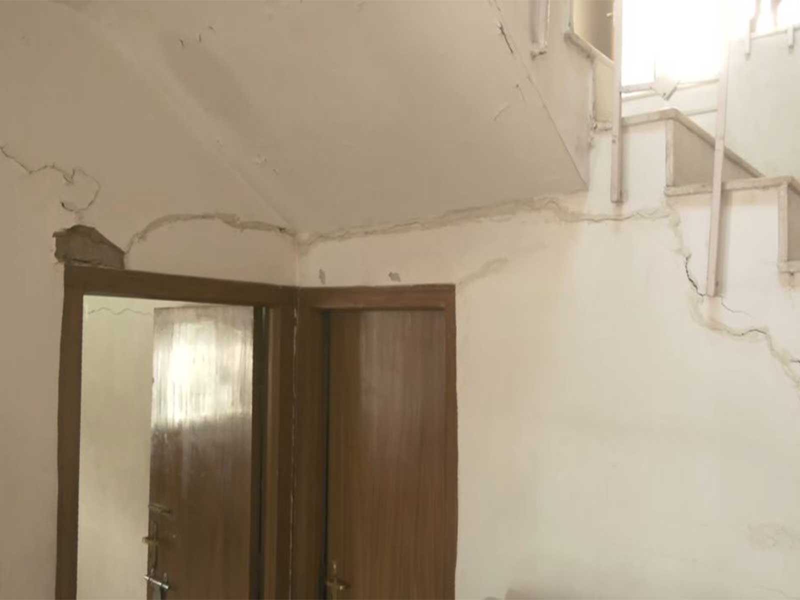 Cracks seen in buildings in Shimla's Shanti Vihar (Photo/ANI) Cracks seen in buildings in Shimla's Shanti Vihar (Photo/ANI)