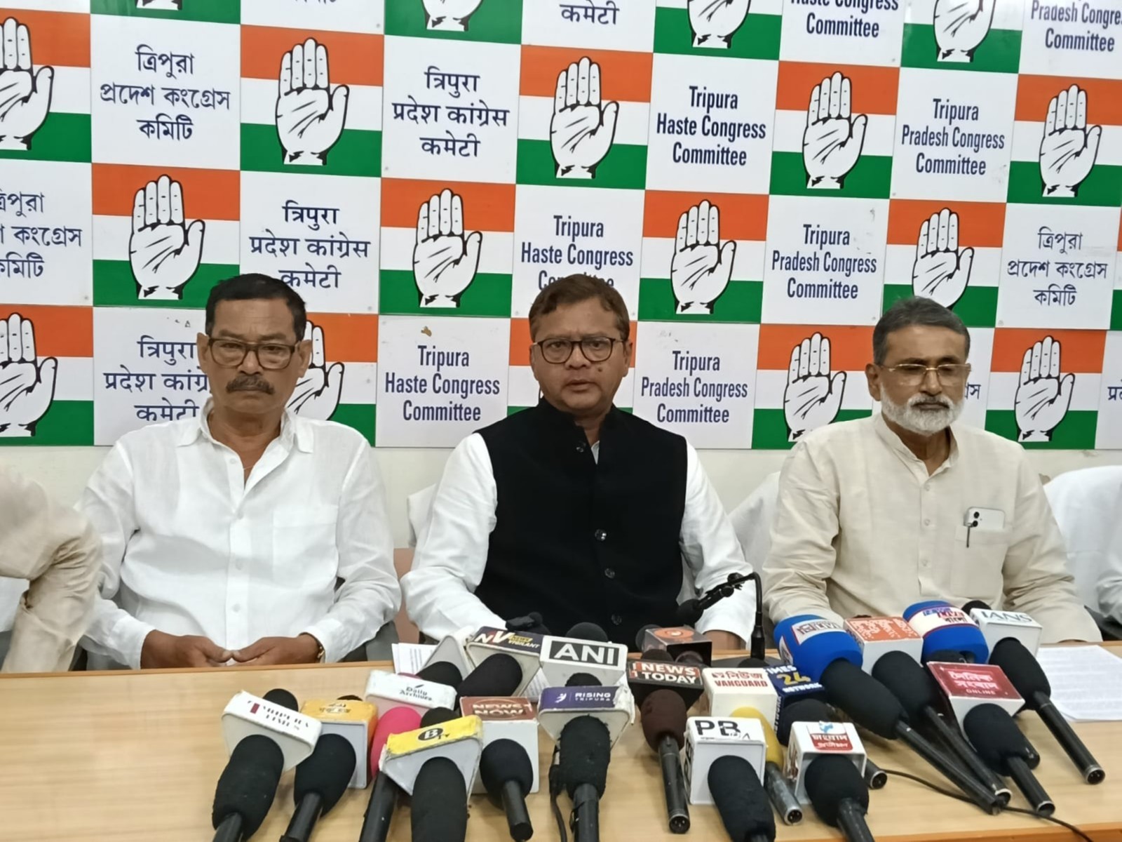 AICC MP and Tripura Pradesh Congress in-charge Saptagiri Ulaka and Pradesh Congress President Asish Kumar Saha (Photo: Tripura Congress) AICC MP and Tripura Pradesh Congress in-charge Saptagiri Ulaka and Pradesh Congress President Asish Kumar Saha (Photo: Tripura Congress)