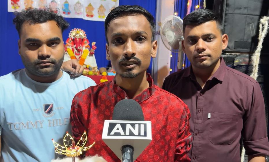 Artist carves Surat’s smallest Ganesh idol on pencil tip