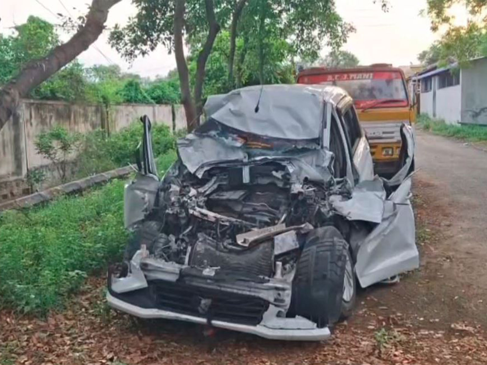Car-bus collision on Trichy-Chennai Highway near Perambalur (Photo/ANI) Car-bus collision on Trichy-Chennai Highway near Perambalur (Photo/ANI)