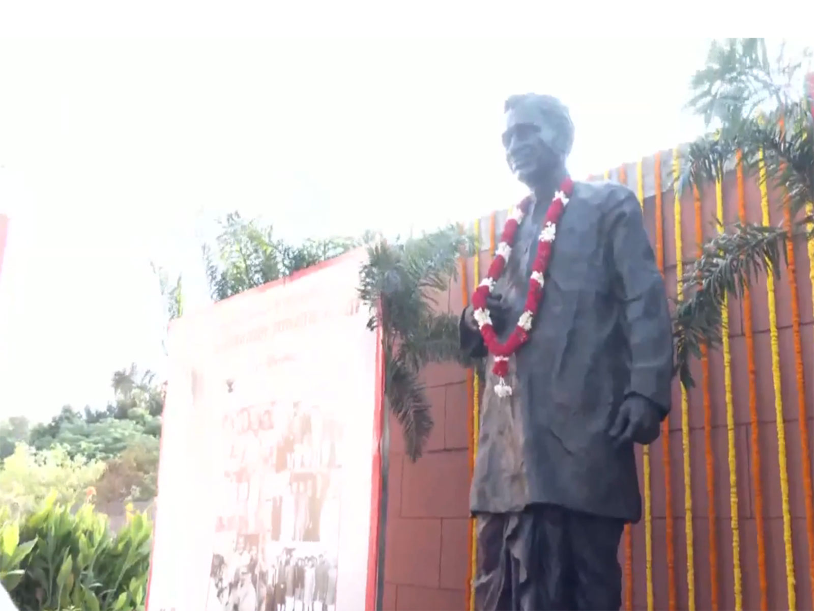BJP leaders paID floral tributes to Bharatiya Jana Sangh leader Pandit Deendayal Upadhyay (Photo/ANI) BJP leaders paID floral tributes to Bharatiya Jana Sangh leader Pandit Deendayal Upadhyay (Photo/ANI)