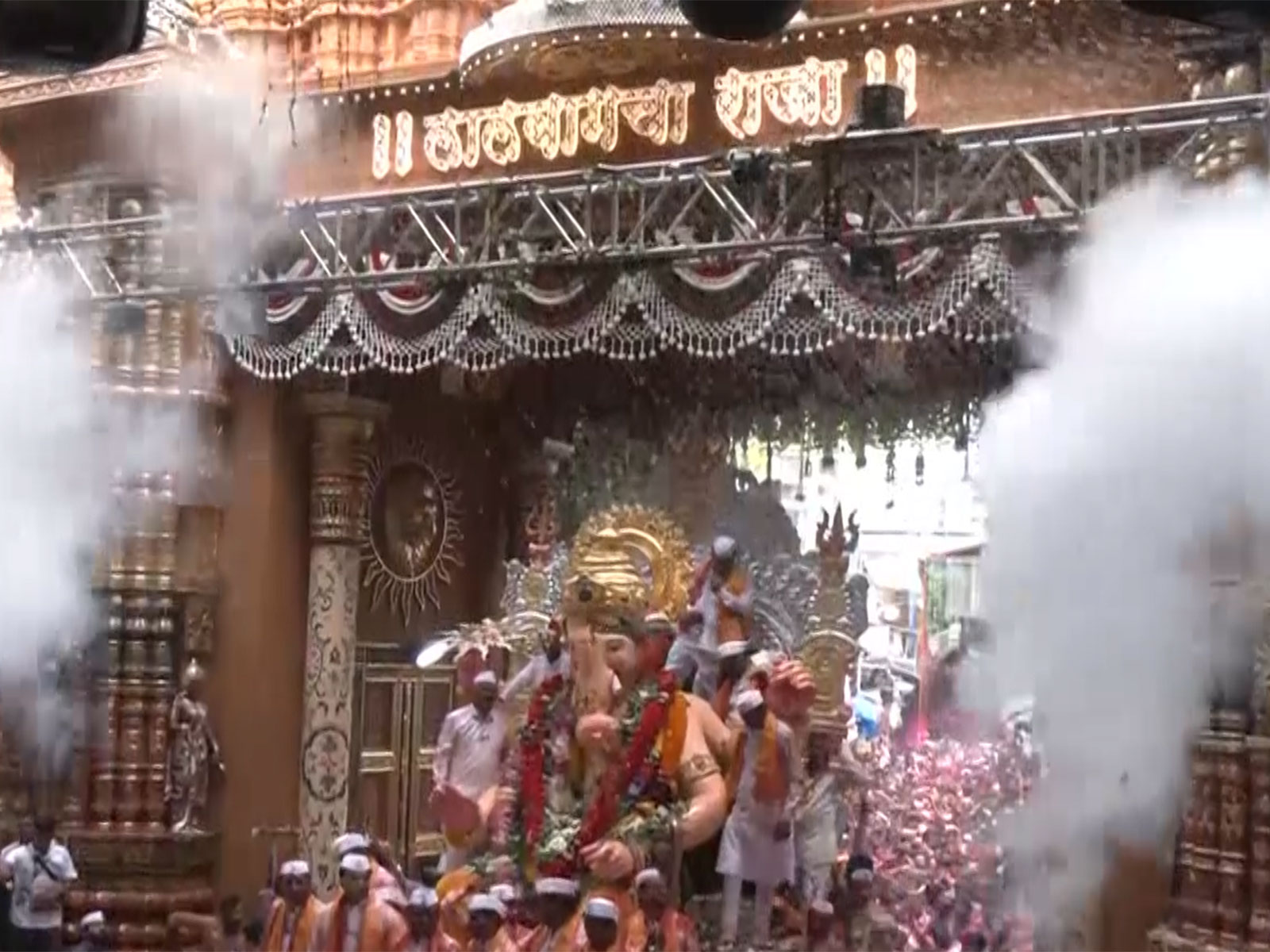 Lalbaugcha Raja immersion procession (Photo/ANI) Lalbaugcha Raja immersion procession (Photo/ANI)
