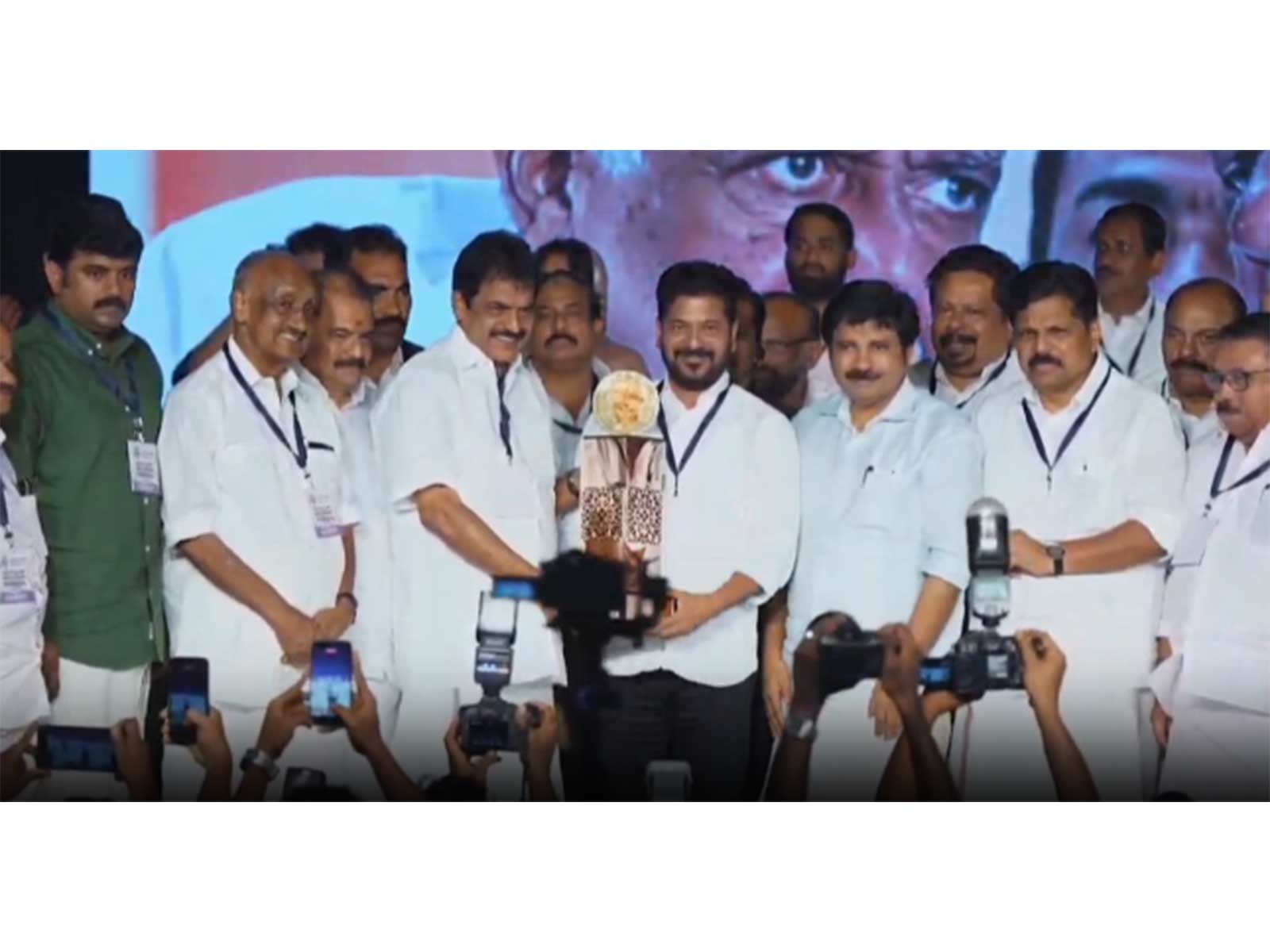 Telangana CM Revanth Reddy recieving award from MP Alappuzha KC Venugopal (Photo/ANI) Telangana CM Revanth Reddy recieving award from MP Alappuzha KC Venugopal (Photo/ANI)