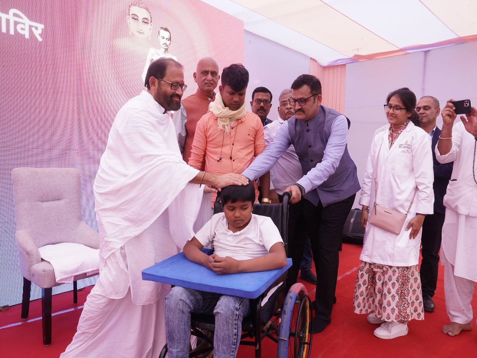 SRMD founder Pujyashri Rakeshji helping one of the seekers at an Ashram (Image Courtesy: SRMD)