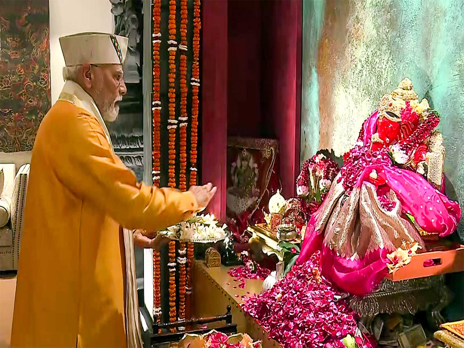 Prime Minister Narendra Modi offers prayers to Lord Ganesha on Ganesh Chaturthi (Photo/ANI)