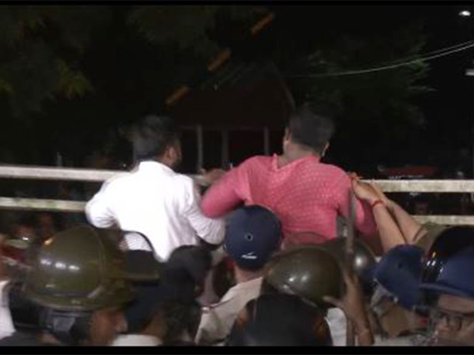 SFI and Akhil Bharatiya Grahak Panchayat members clash during an event at the SRFTI auditorium (Photo/ANI) SFI and Akhil Bharatiya Grahak Panchayat members clash during an event at the SRFTI auditorium (Photo/ANI)