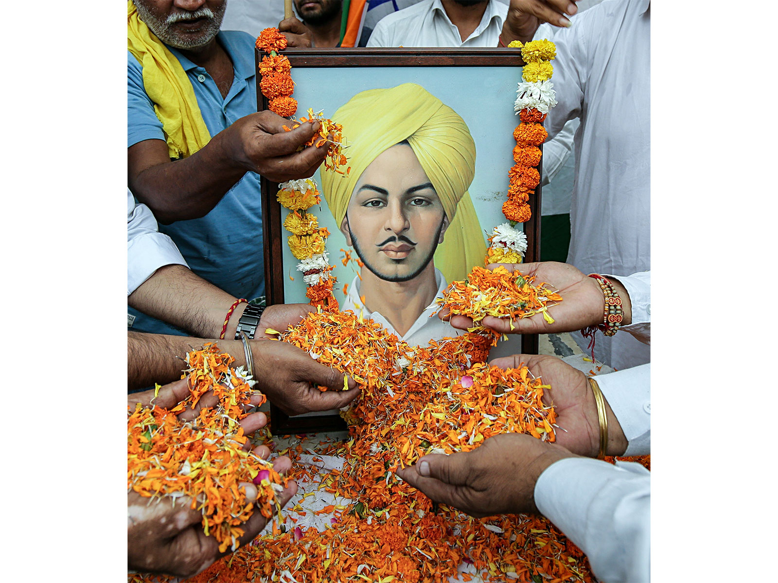 People pay floral tribute to Shaheed Bhagat Singh (File Photo/ANI) People pay floral tribute to Shaheed Bhagat Singh (File Photo/ANI)