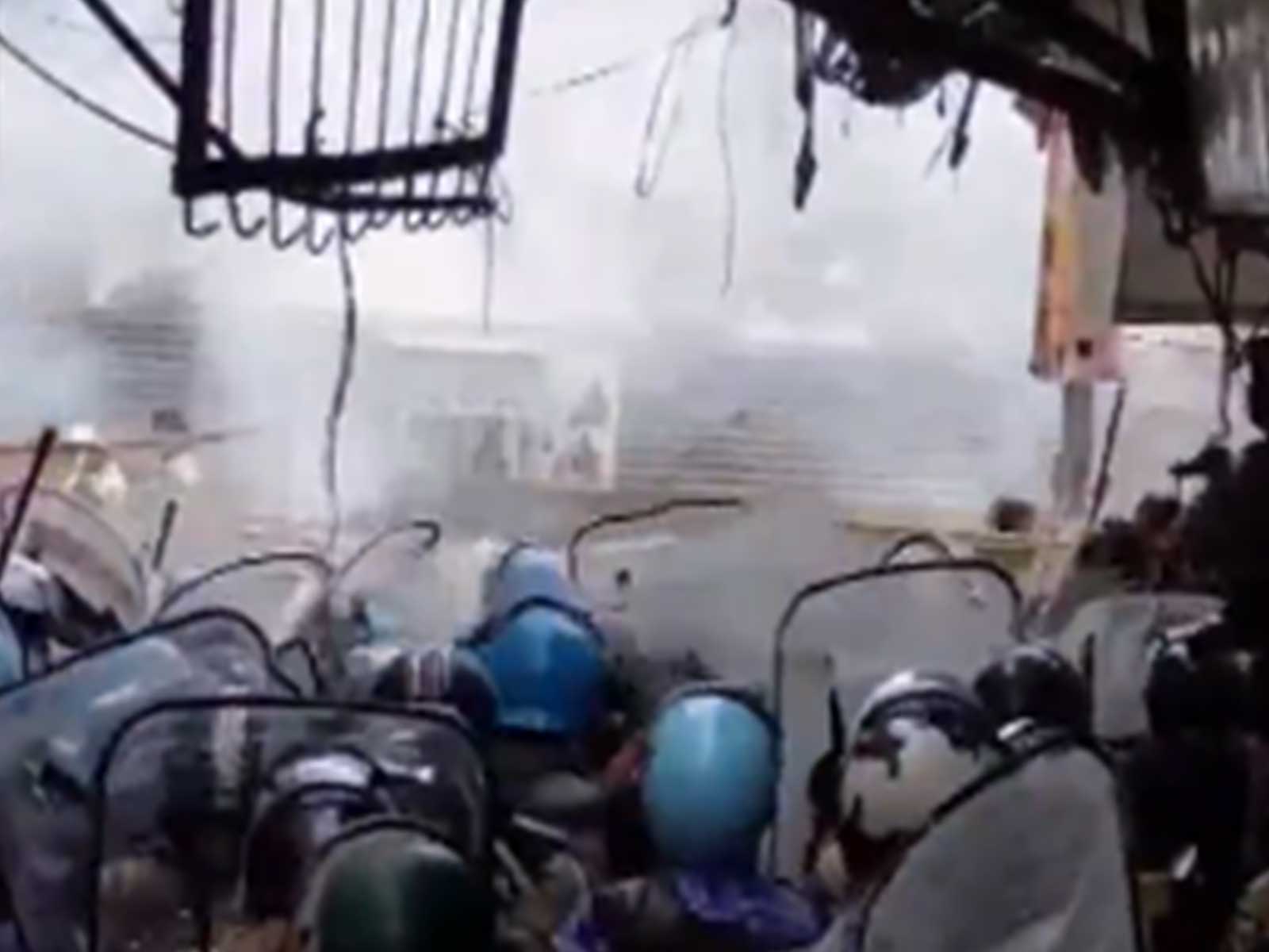 Police fire tear gas to dispel protestors in Ujjain (Photo/ANI)