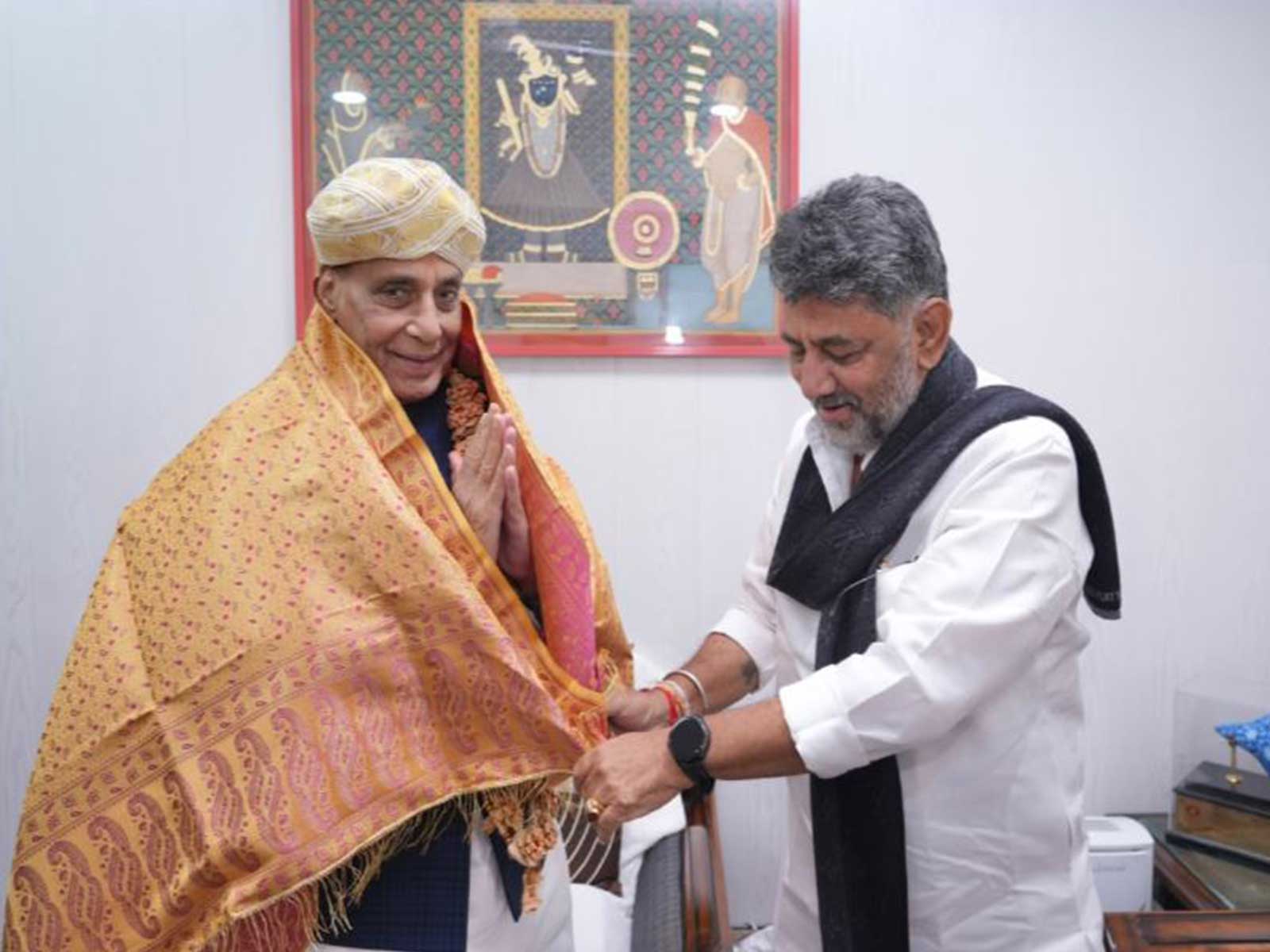 Defence Minister Rajnath Singh and Karnataka CM DK Shivakumar (Photo/Karnataka CMO)