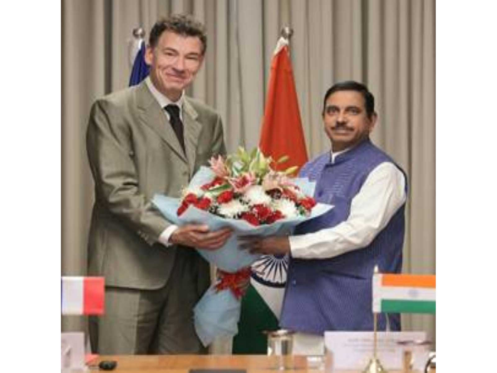 Union Education Minister Pralhad Joshi meets French Minister for Higher Education Philippe Baptiste (Photo/PIB)
