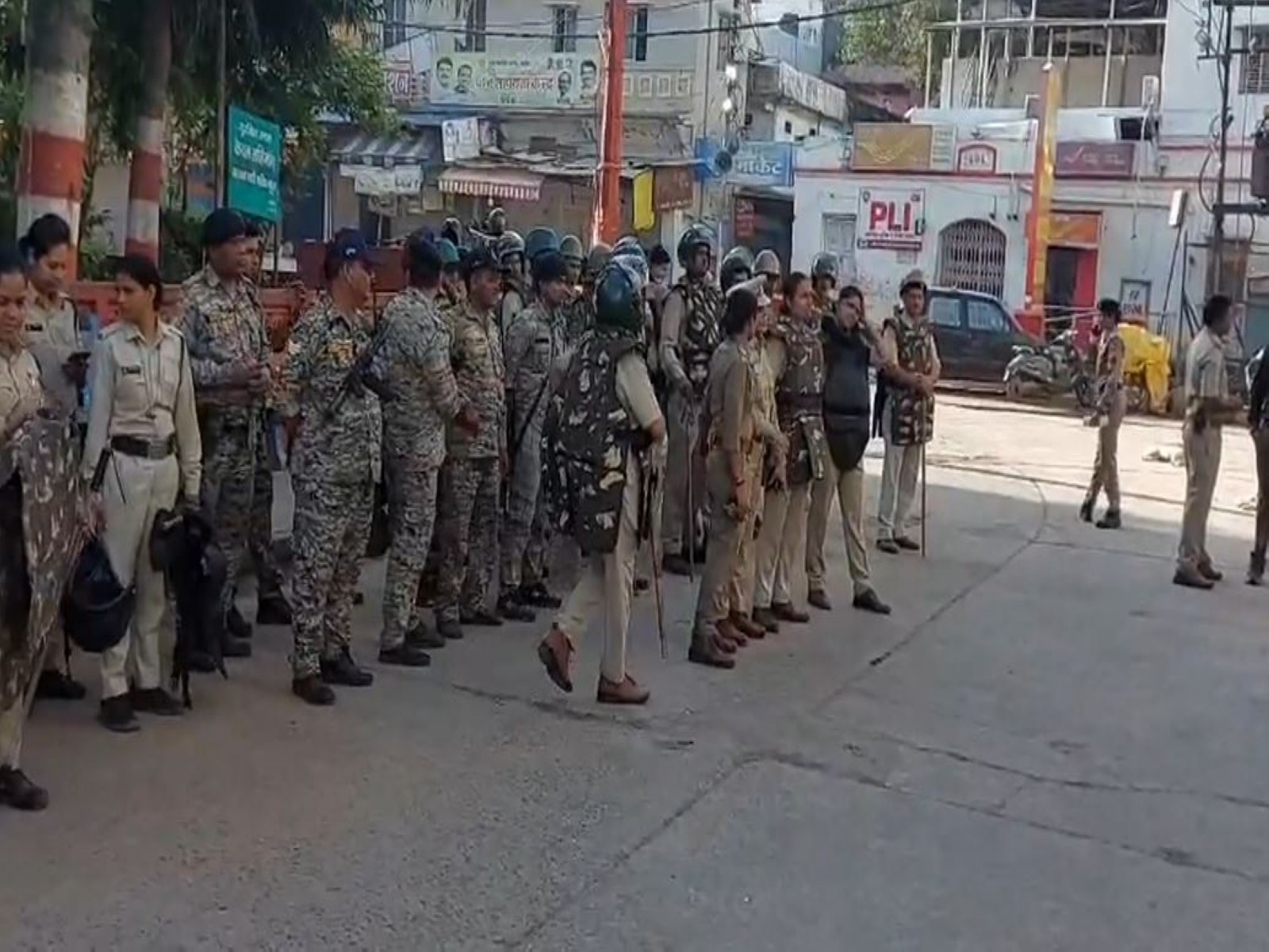 MP: Tight security at Ujjain's Shahi Masjid a day after violence (Photo/ANI) MP: Tight security at Ujjain's Shahi Masjid a day after violence (Photo/ANI)
