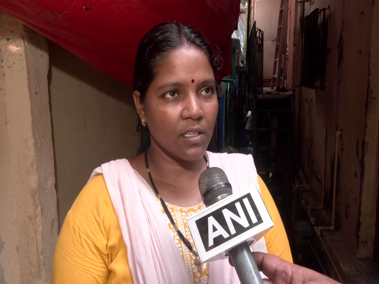 Renu Prajapati, Eyewitness in Shiv Sena (UBT) leader Pradeep Purnekar's murder in Thane (Photo/ANI) Renu Prajapati, Eyewitness in Shiv Sena (UBT) leader Pradeep Purnekar's murder in Thane (Photo/ANI)