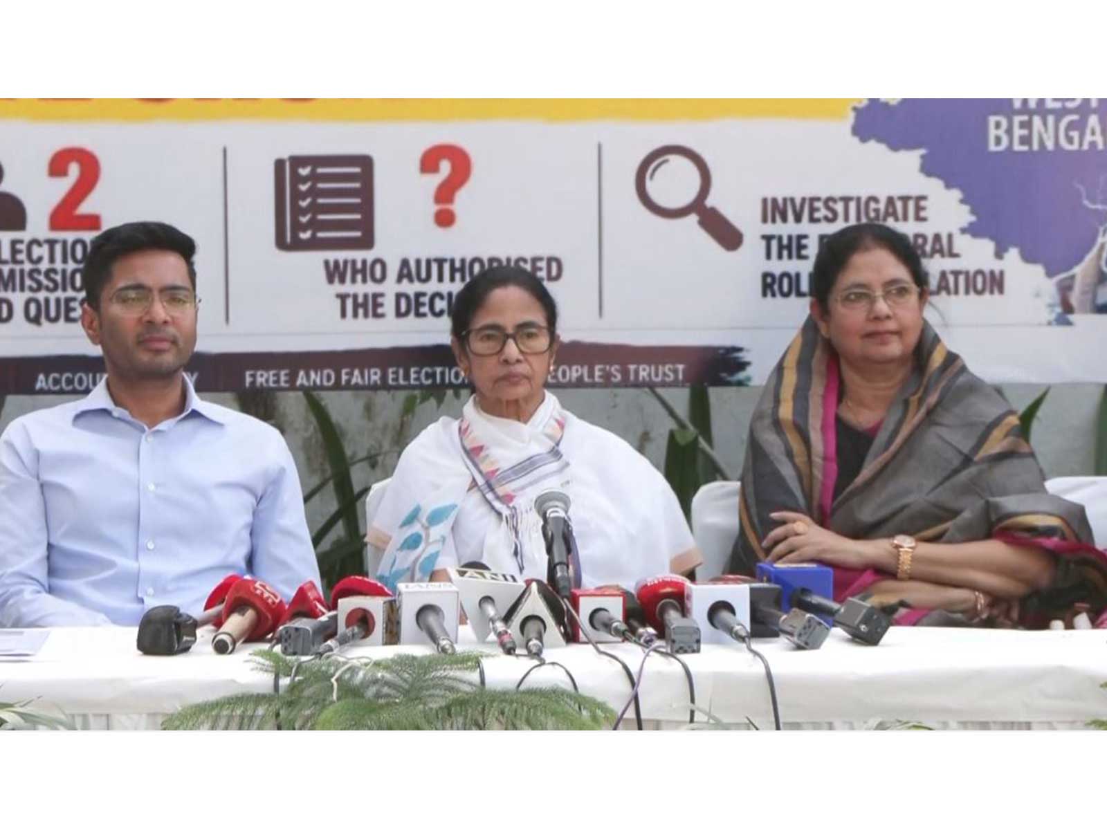 Trinamool Congress (TMC) leader Mamata Banerjee and party leader Abhishek Banerjee (Photo/ANI) Trinamool Congress (TMC) leader Mamata Banerjee and party leader Abhishek Banerjee (Photo/ANI)