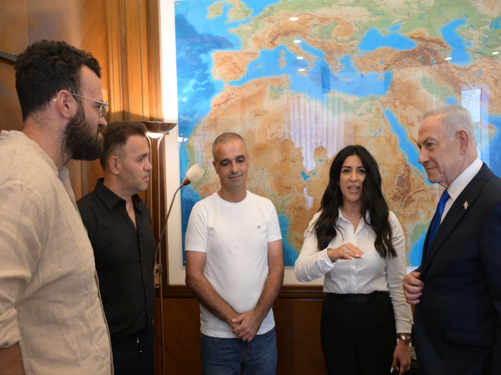 Israeli Prime Minister Benjamin Netanyahu meets the passengers who saved flydubai plane incident (Photo/X/@IsraeliPM) Israeli Prime Minister Benjamin Netanyahu meets the passengers who saved flydubai plane incident (Photo/X/@IsraeliPM)