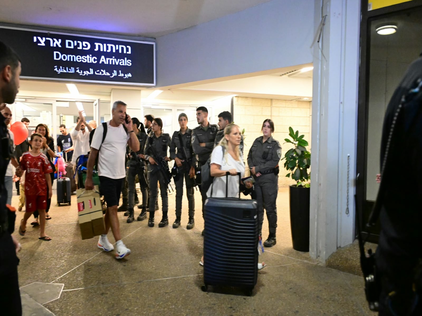 Passengers of the flydubai flight at Tel Aviv (Photo/Courtesy TPS-IL) Passengers of the flydubai flight at Tel Aviv (Photo/Courtesy TPS-IL)