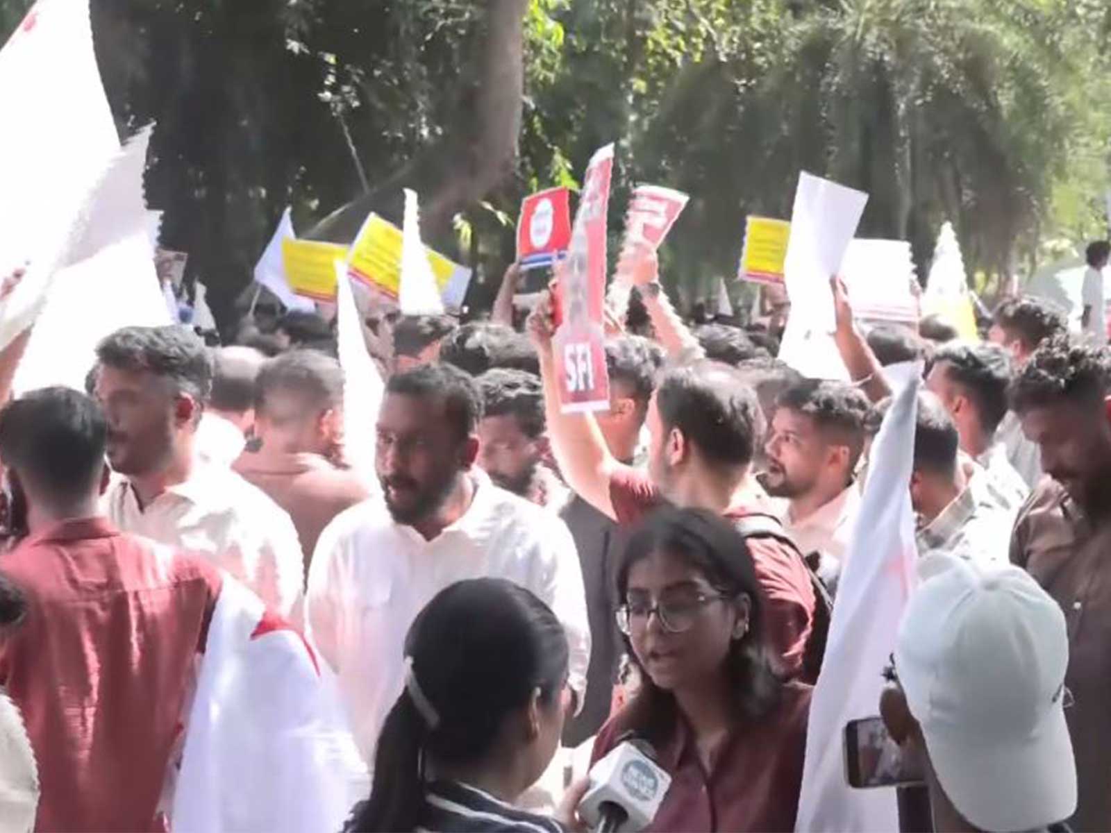 SFI, DYFI protest against EC at Jantar Mantar in Delhi (Photo/ANI)