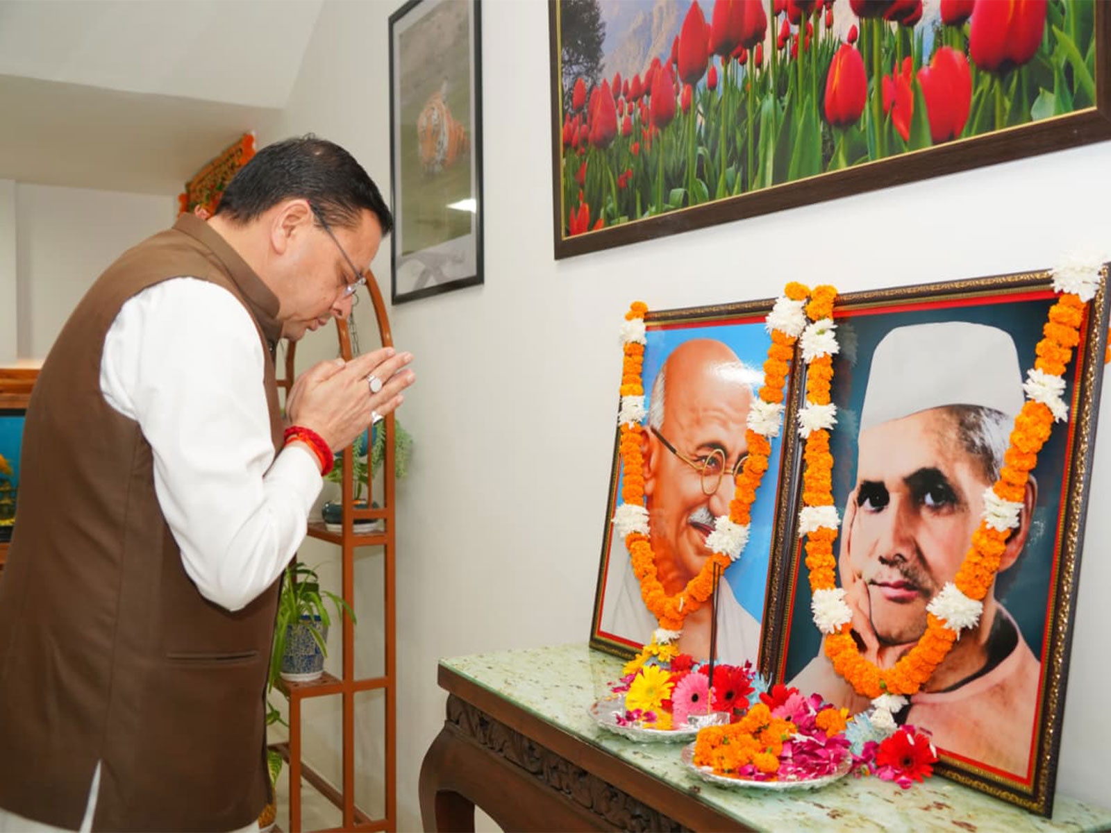 CM Dhami pays tribute to Mahatma Gandhi, Lal Bahadur Shastri (Photo/X/@pushkardhami) CM Dhami pays tribute to Mahatma Gandhi, Lal Bahadur Shastri (Photo/X/@pushkardhami)