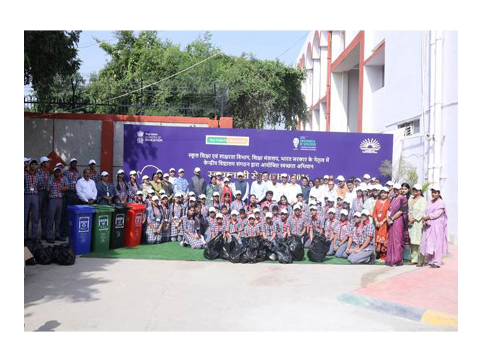 School Education Deptartment leads Swachhata Shramdaan (Photo/PIB) School Education Deptartment leads Swachhata Shramdaan (Photo/PIB)