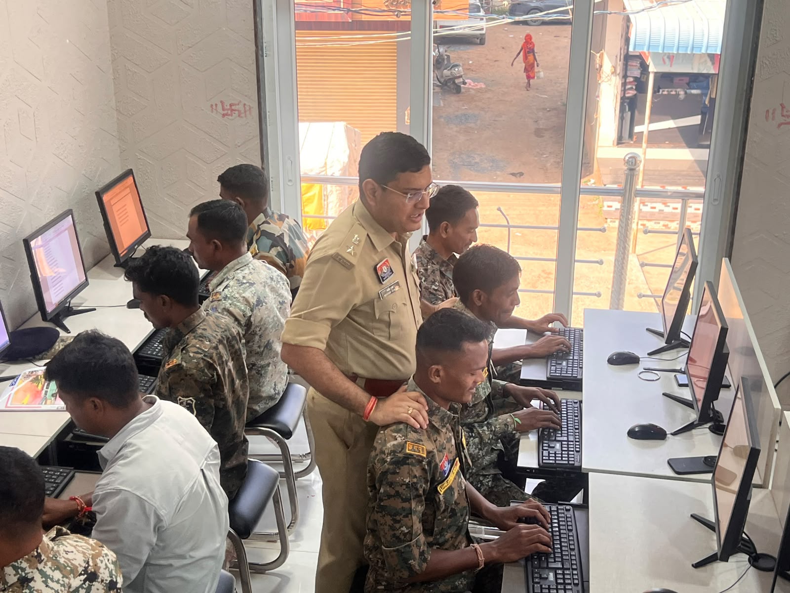 Security personnel learn computer skills for modern policing (Photo/ANI)