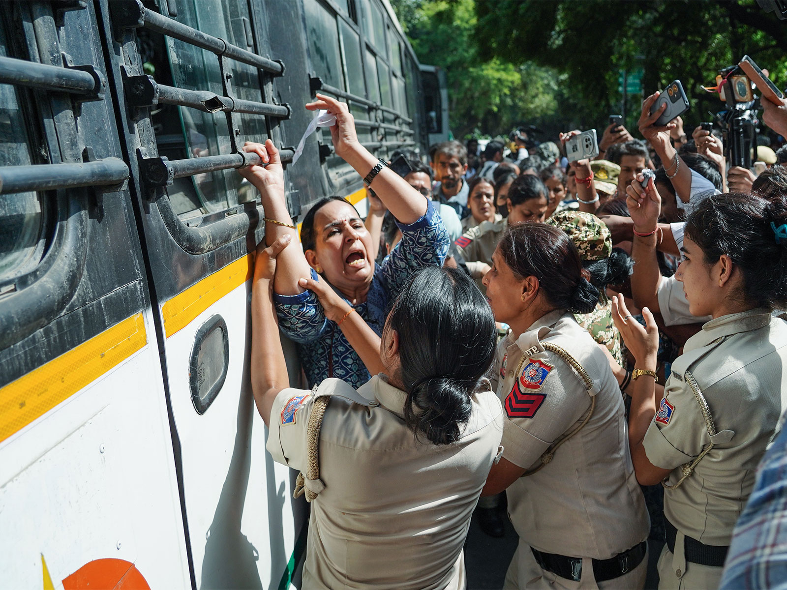 Police personnel detain a protester during a protest near Jantar Mantar, in New Delhi on Saturday (Photo/ANI) Police personnel detain a protester during a protest near Jantar Mantar, in New Delhi on Saturday (Photo/ANI)