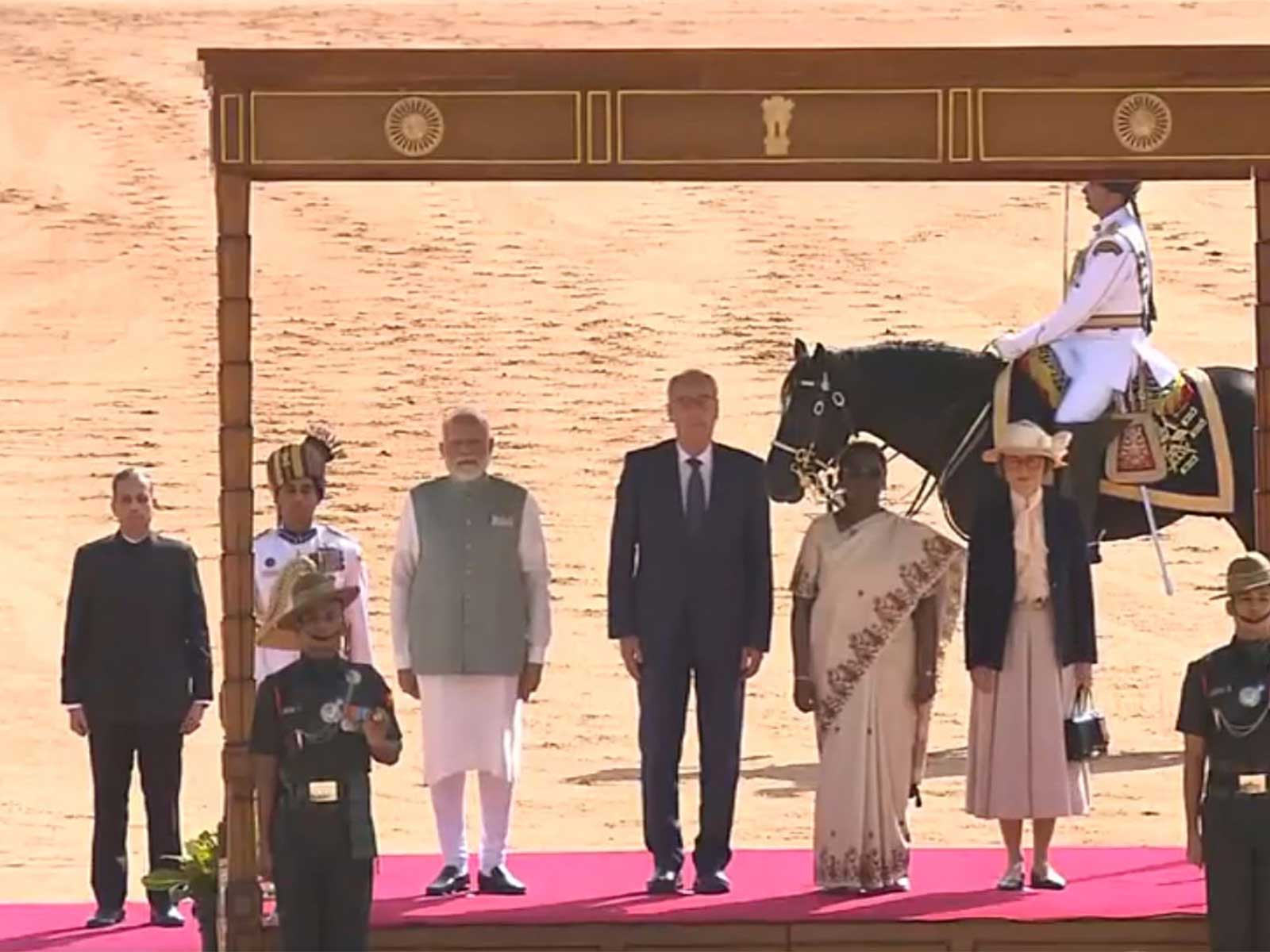 Swiss Confederation President Guy Parmelin receives a ceremonial Guard of Honour during his ceremonial reception at Rashtrapati Bhavan in New Delhi on Monday, in the presence of President Droupadi Murmu and Prime Minister Narendra Modi. (Photo/ANI) Swiss Confederation President Guy Parmelin receives a ceremonial Guard of Honour during his ceremonial reception at Rashtrapati Bhavan in New Delhi on Monday, in the presence of President Droupadi Murmu and Prime Minister Narendra Modi. (Photo/ANI)