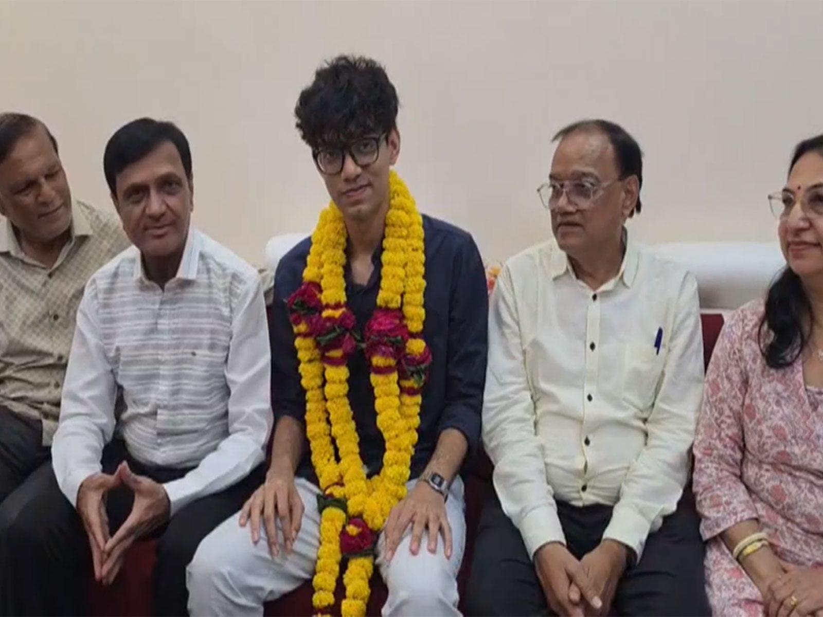 Kovid Gangrade received a warm homecoming in MP's Khandwa (Photo/ANI) Kovid Gangrade received a warm homecoming in MP's Khandwa (Photo/ANI)