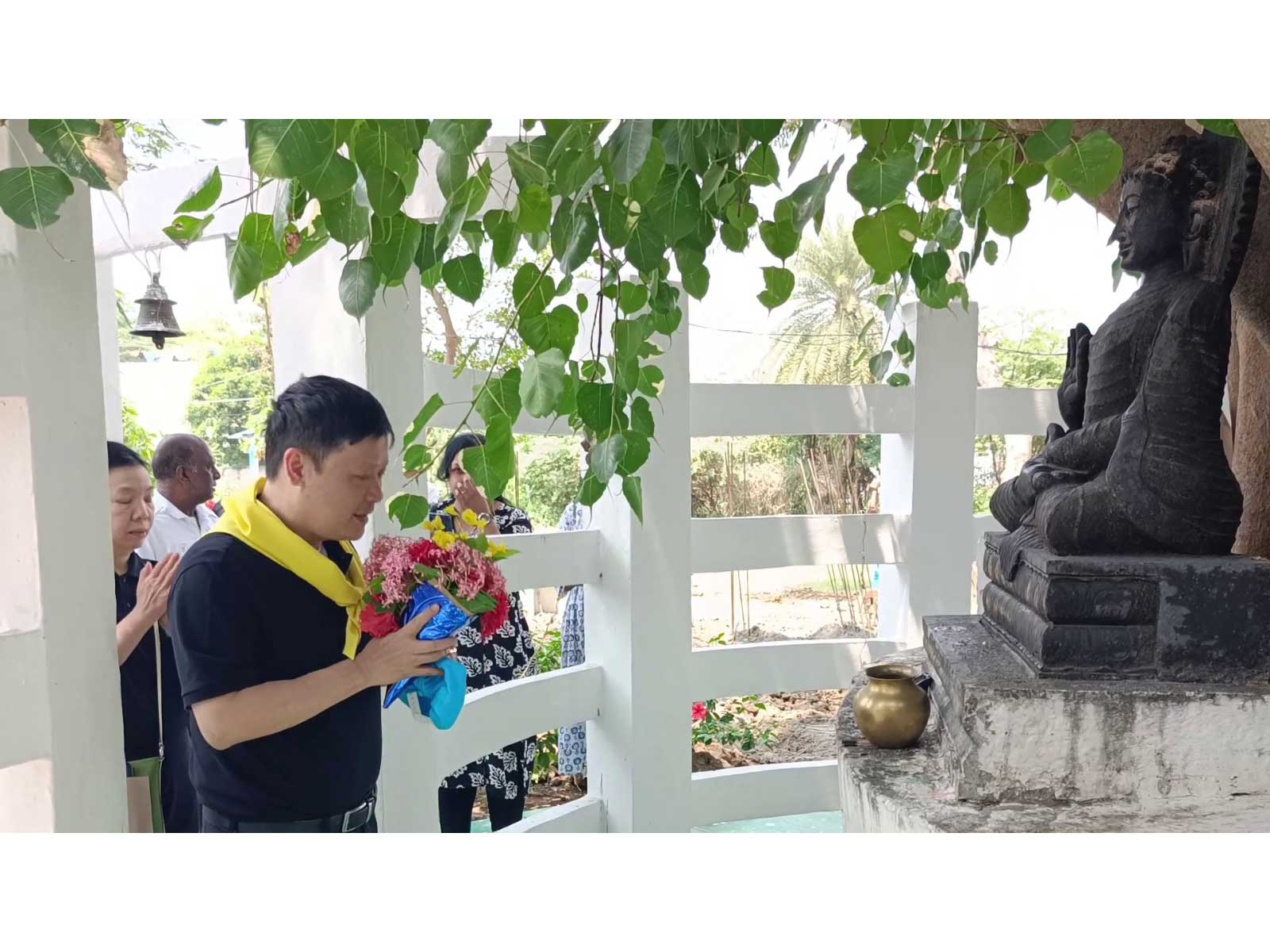 Thai Consul General Racha Aribarg offers prayers at Buddhist vihar in Kancheepuram (Photo/ANI) Thai Consul General Racha Aribarg offers prayers at Buddhist vihar in Kancheepuram (Photo/ANI)