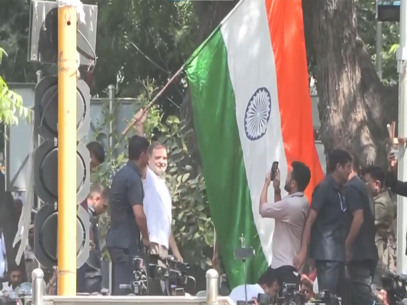 Congress leader Rahul Gandhi atop the barricades (Photo/ANI) Congress leader Rahul Gandhi atop the barricades (Photo/ANI)