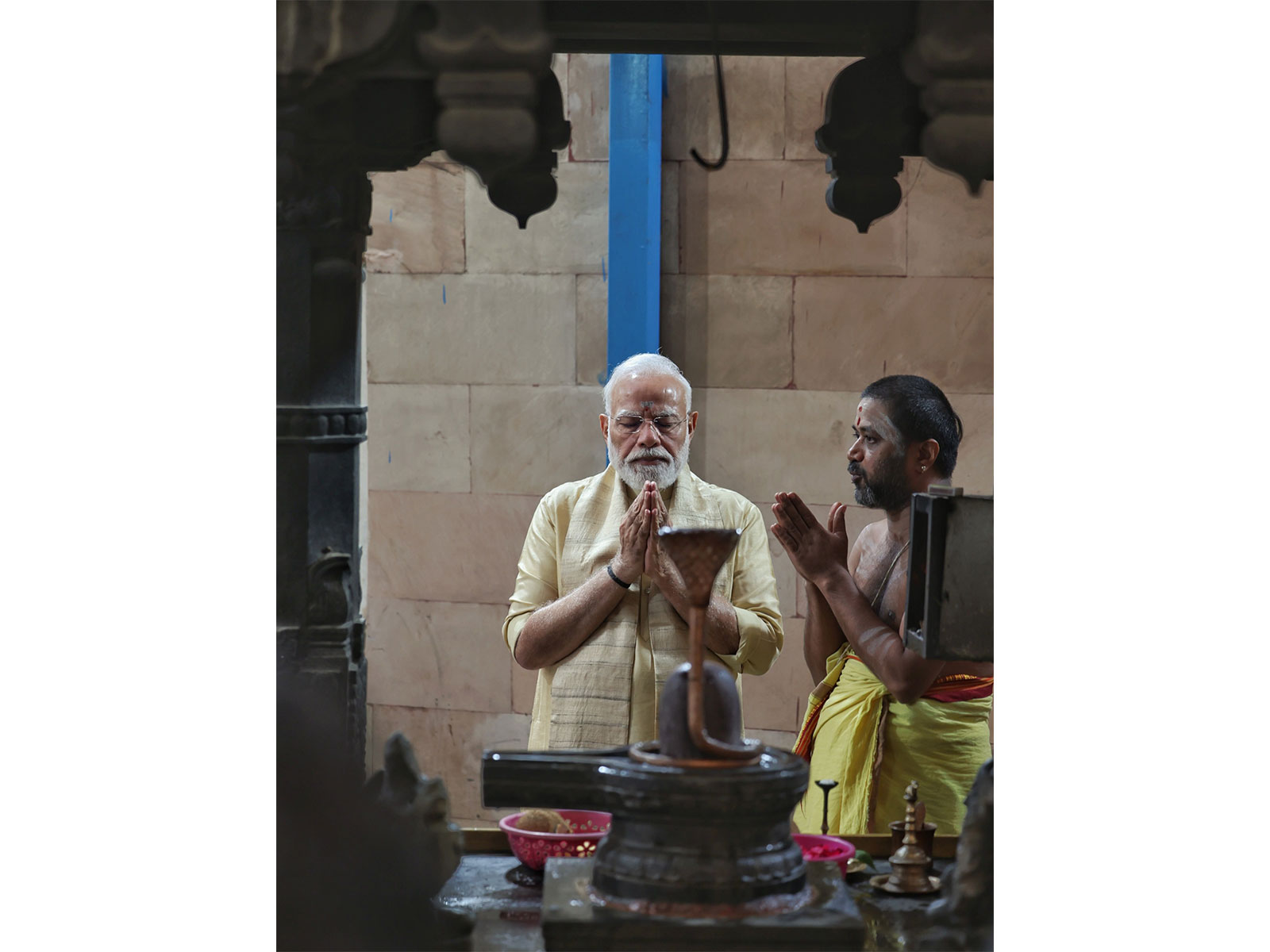PM Modi offers prayers (Photo/ANI) PM Modi offers prayers (Photo/ANI)