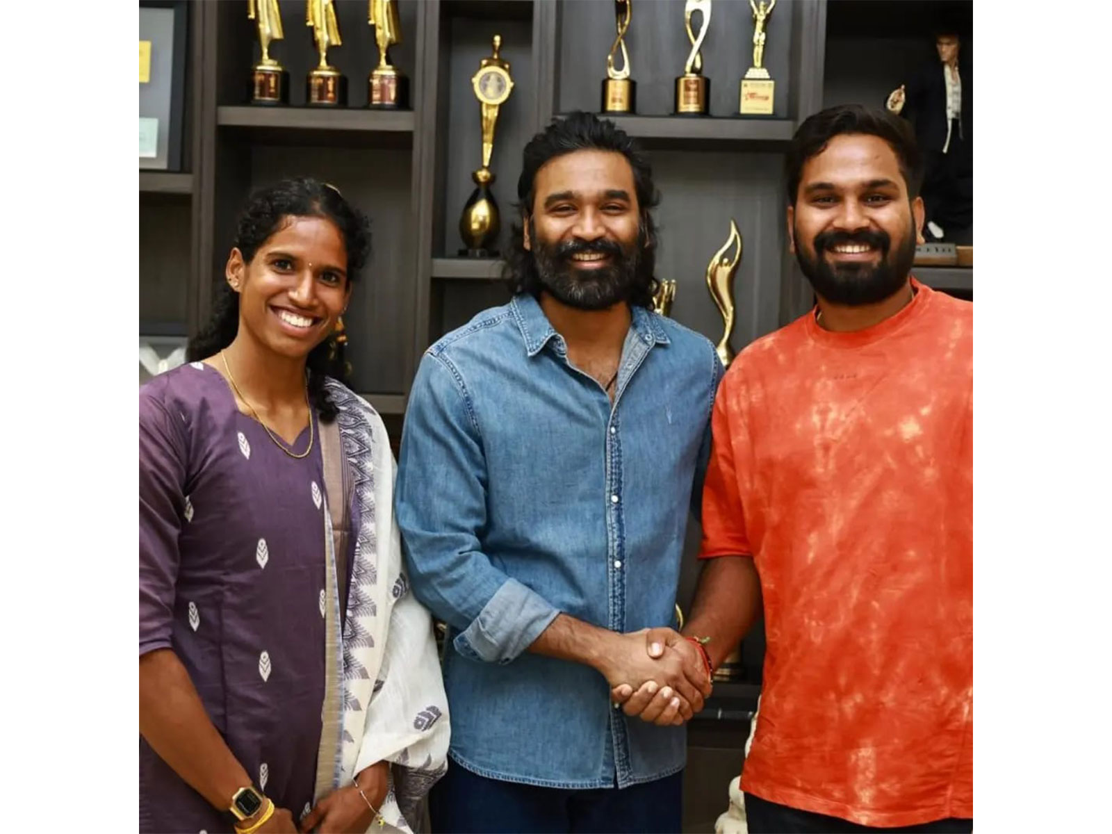 Actor Dhanush meets athlete Vithya Ramraj (Photo/Dhanush's team)