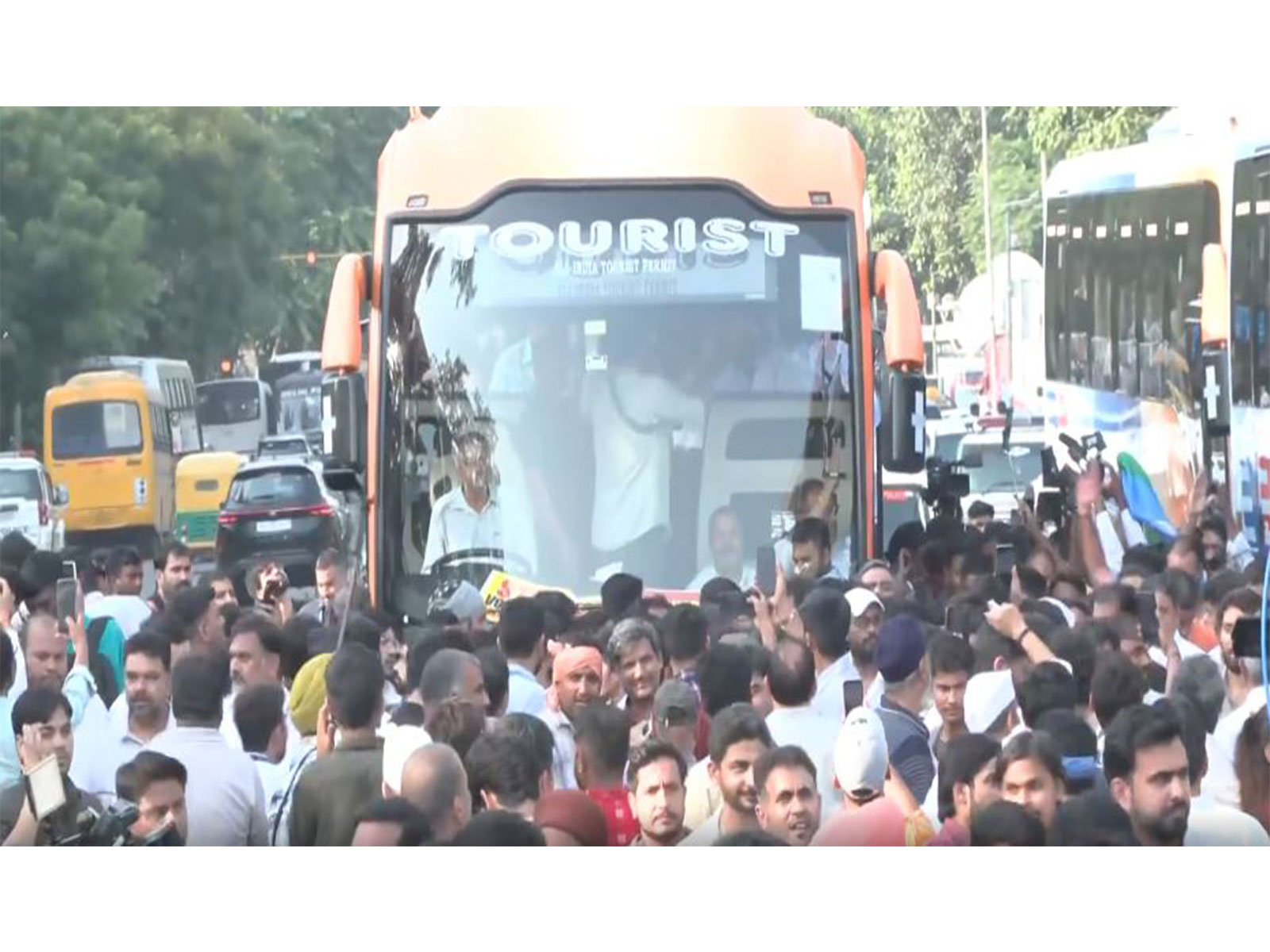 Buses carrying Congress leaders Mallikarjun Kharge, Rahul Gandhi, Priyanka Gandhi Vadra and other Opposition MPs move towards Jantar Mantar (Photo/ANI)