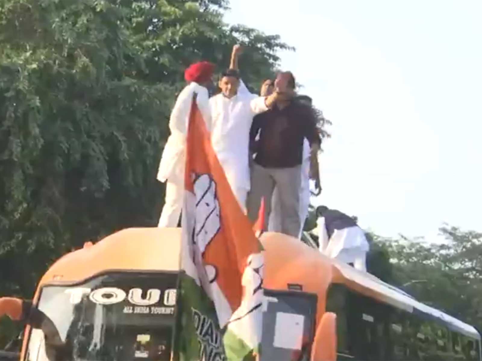 Opposition party leaders climed atop bus ahead of Jantar Mantar protest (Photo/ANI) Opposition party leaders climed atop bus ahead of Jantar Mantar protest (Photo/ANI)