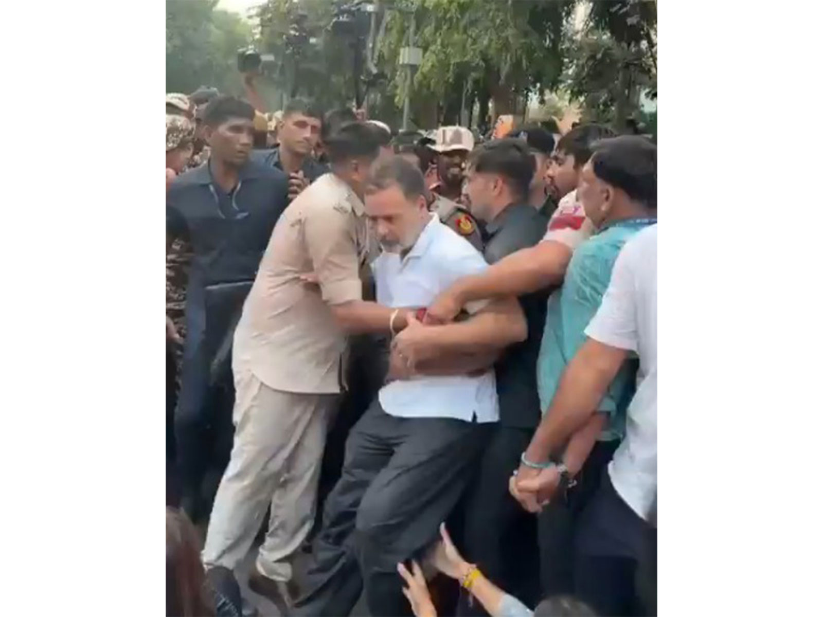 Delhi Police push back Rahul Gandhi, INDIA Bloc MPs (Photo/X/@INCIndia)