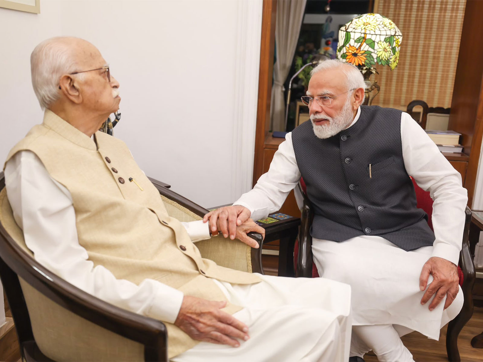 Prime Minister Narendra Modi met veteran BJP leader LK Advani (Photo/@narendramodi)