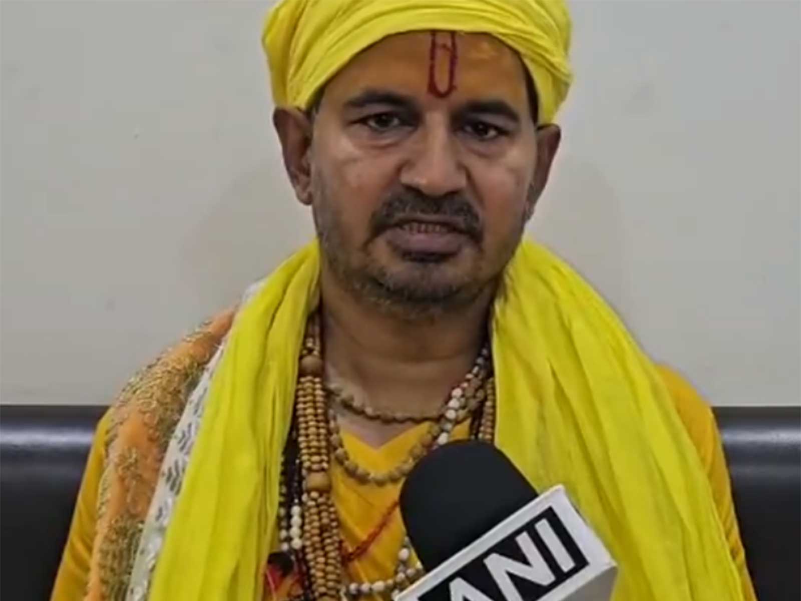 Despite denial from Virat’s team, Dinesh Falahari sticks to his allegations against Indian cricketer over his visit to Premanand Maharaj ashram