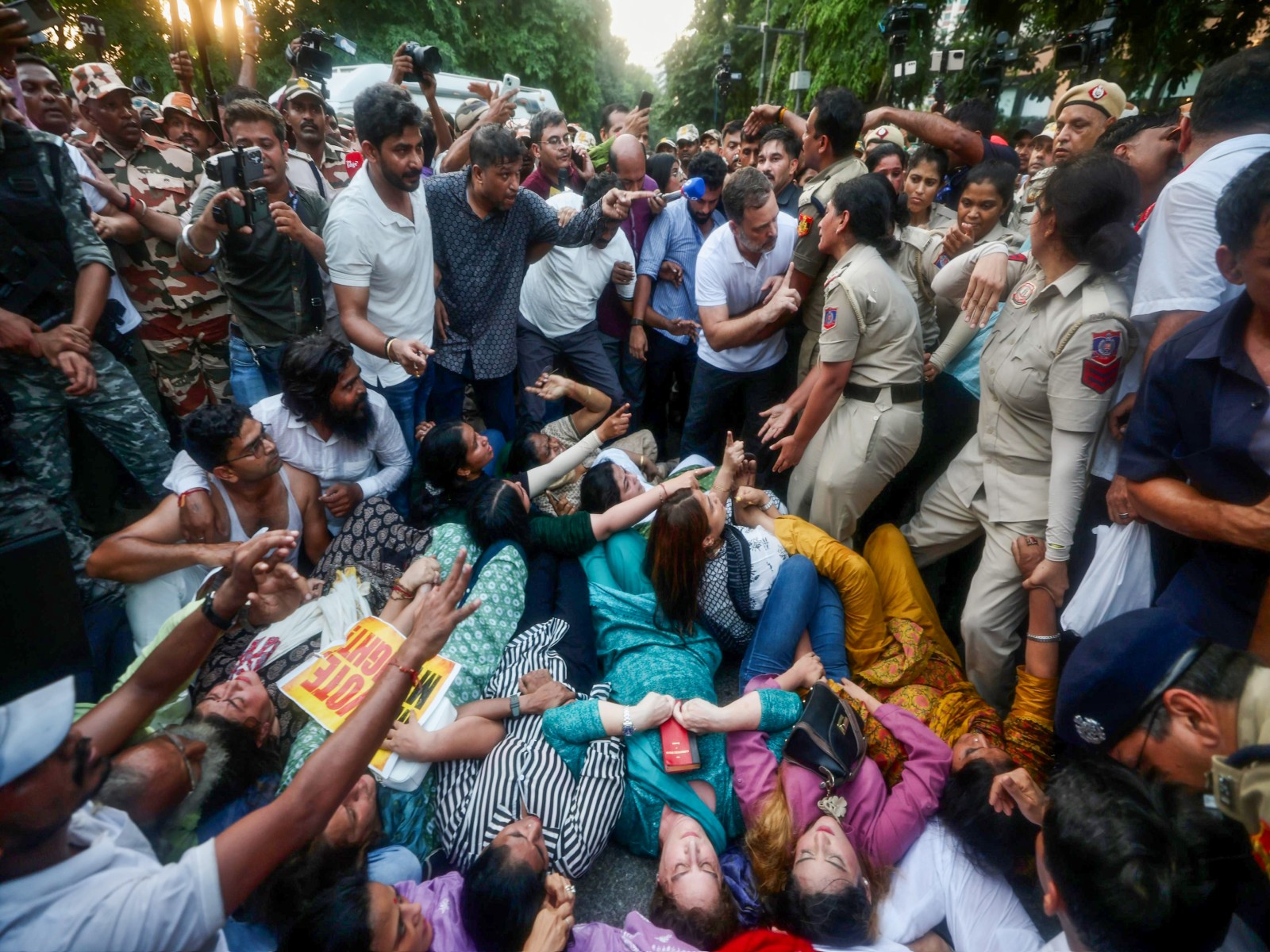 Rahul and Priyanka Gandhi resist Police action during Wednesday's protest (Photo/ANI)