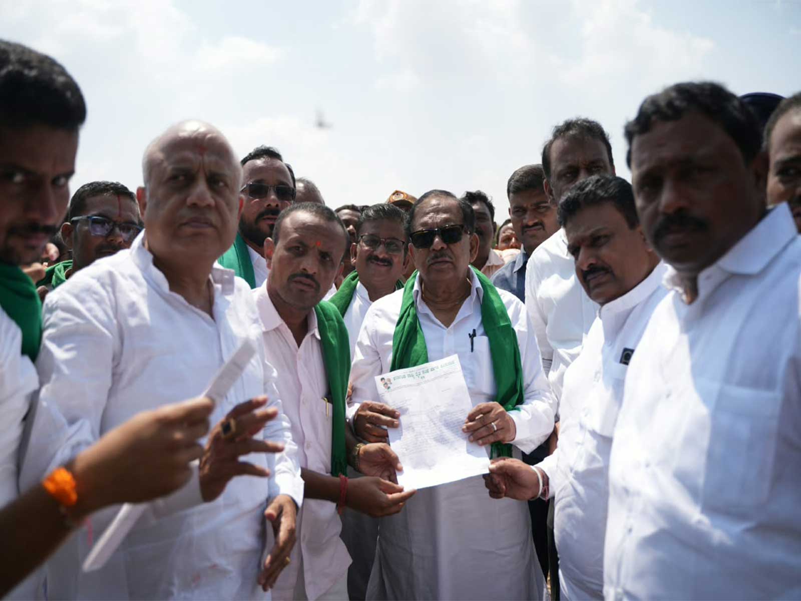 Karntaka DyCM G. Parameshwara visited drought-affected farmlands in Vanaballari of Koppal (Photo: @DrParameshwara)