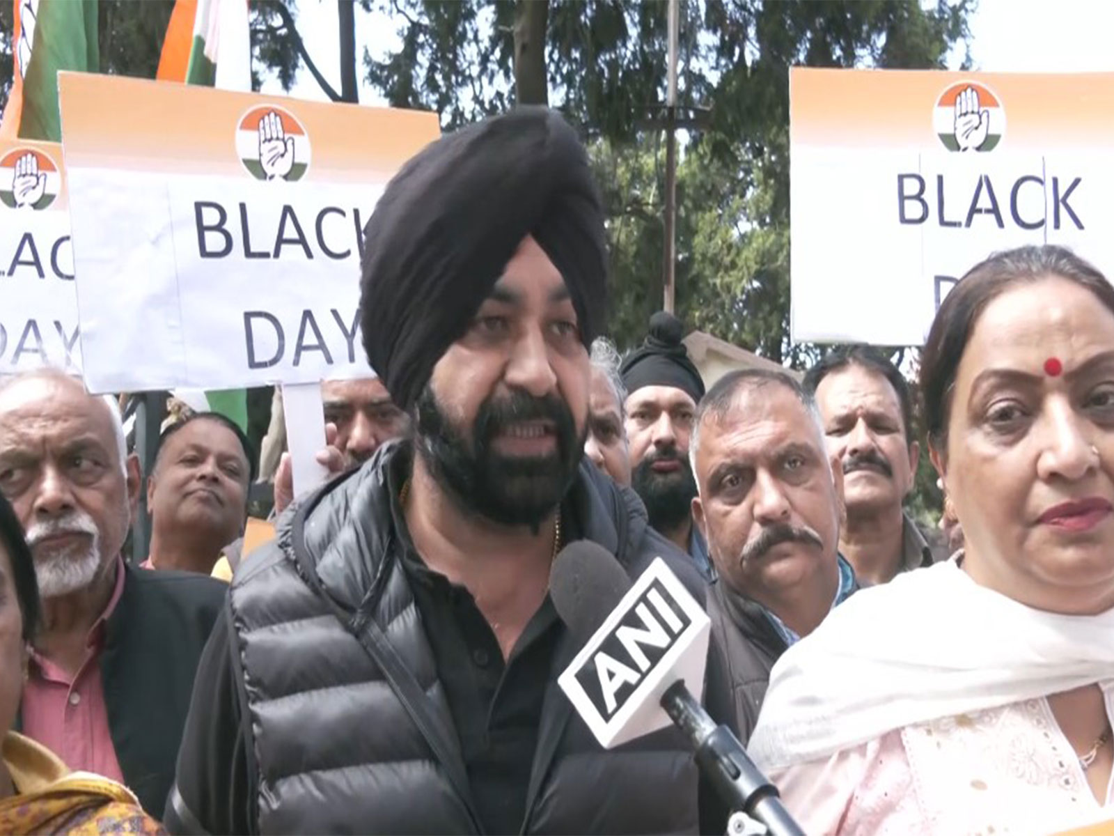Congress holds 'black day' protest in Shimla (Photo/ANI)