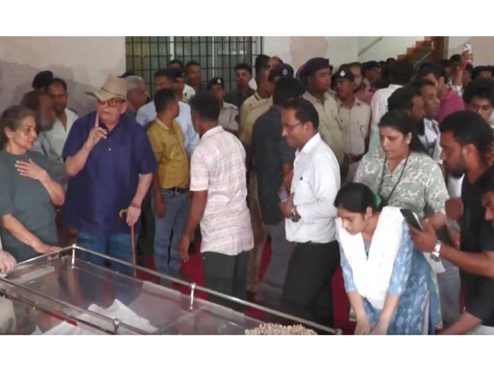 Fans pay last respects to actor Nana Patekar in Goa (Photo/ANI) Fans pay last respects to actor Nana Patekar in Goa (Photo/ANI)