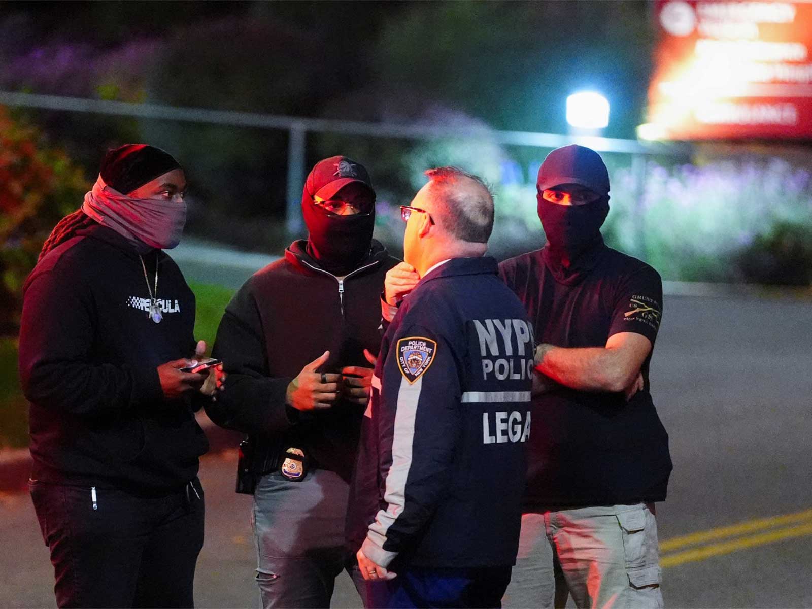 US Immigration and Customs Enforcement (ICE) officers speaking to a member of the New York Police Department at NewYork-Presbyterian Allen Hospital, where local media reported that the person injured during the shooting has been admitted (Photo/Reuters)