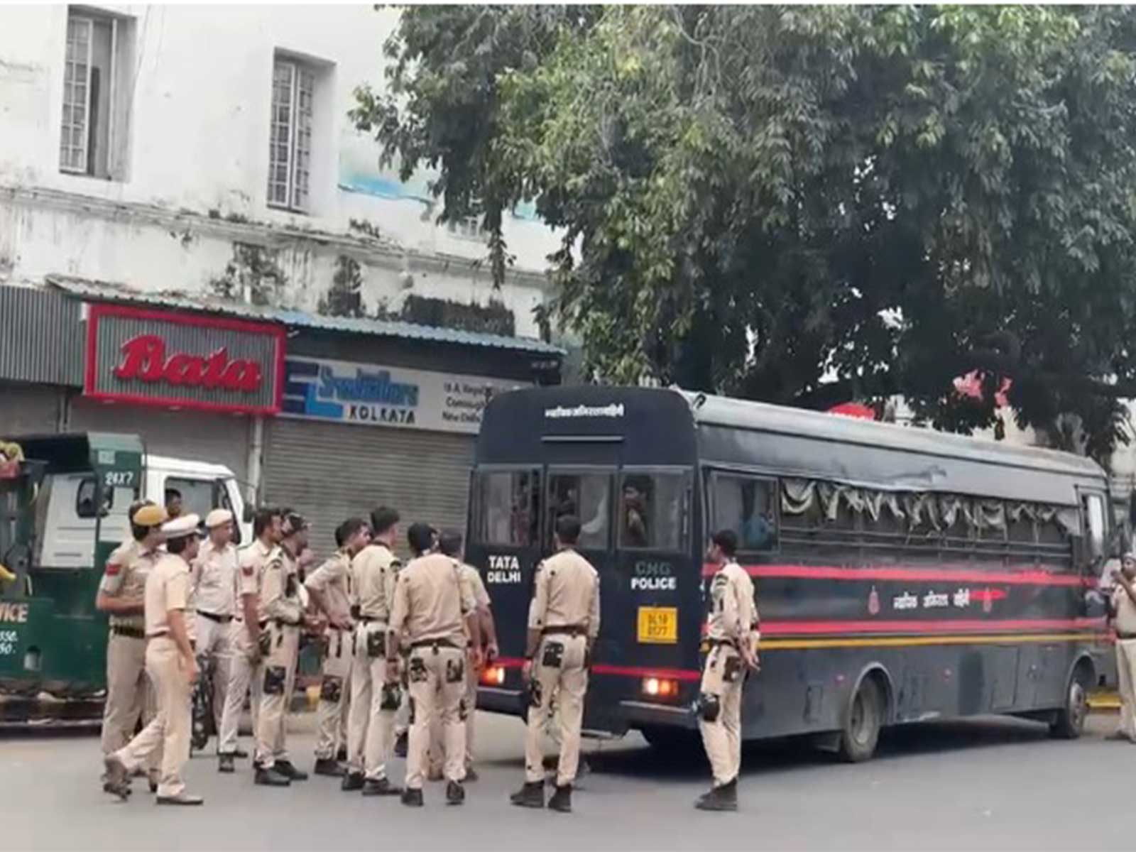 Delhi Police detains protestors at Janpath (Photo/ANI) Delhi Police detains protestors at Janpath (Photo/ANI)