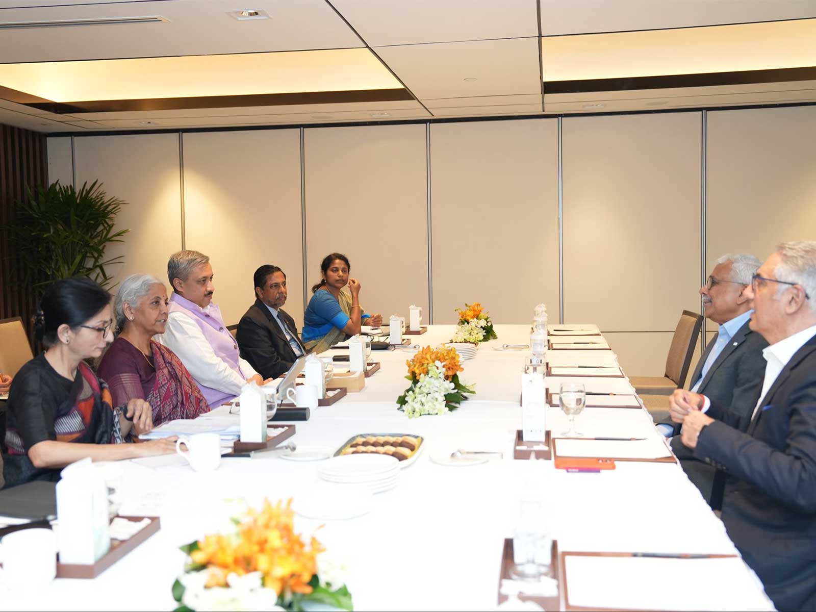 Sithraman during meeting with executives in Singapore (Photo/@FinMin)