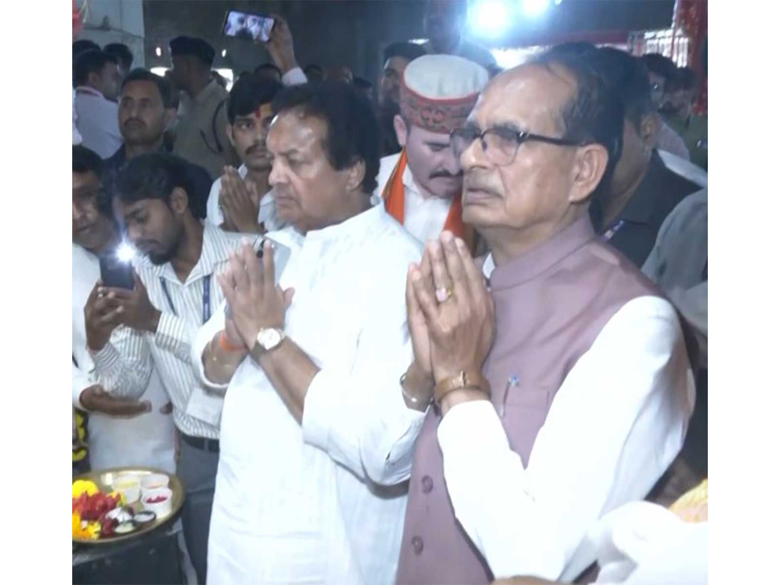 Union Agriculture Minister Shivraj Singh Chouhan offering prayers at Kankali Mandir (Photo/ANI)