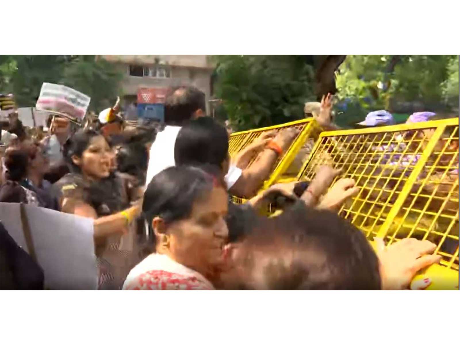 BJP Mahila Morcha hold protest march to Congress headquarters (Photo/ANI) BJP Mahila Morcha hold protest march to Congress headquarters (Photo/ANI)