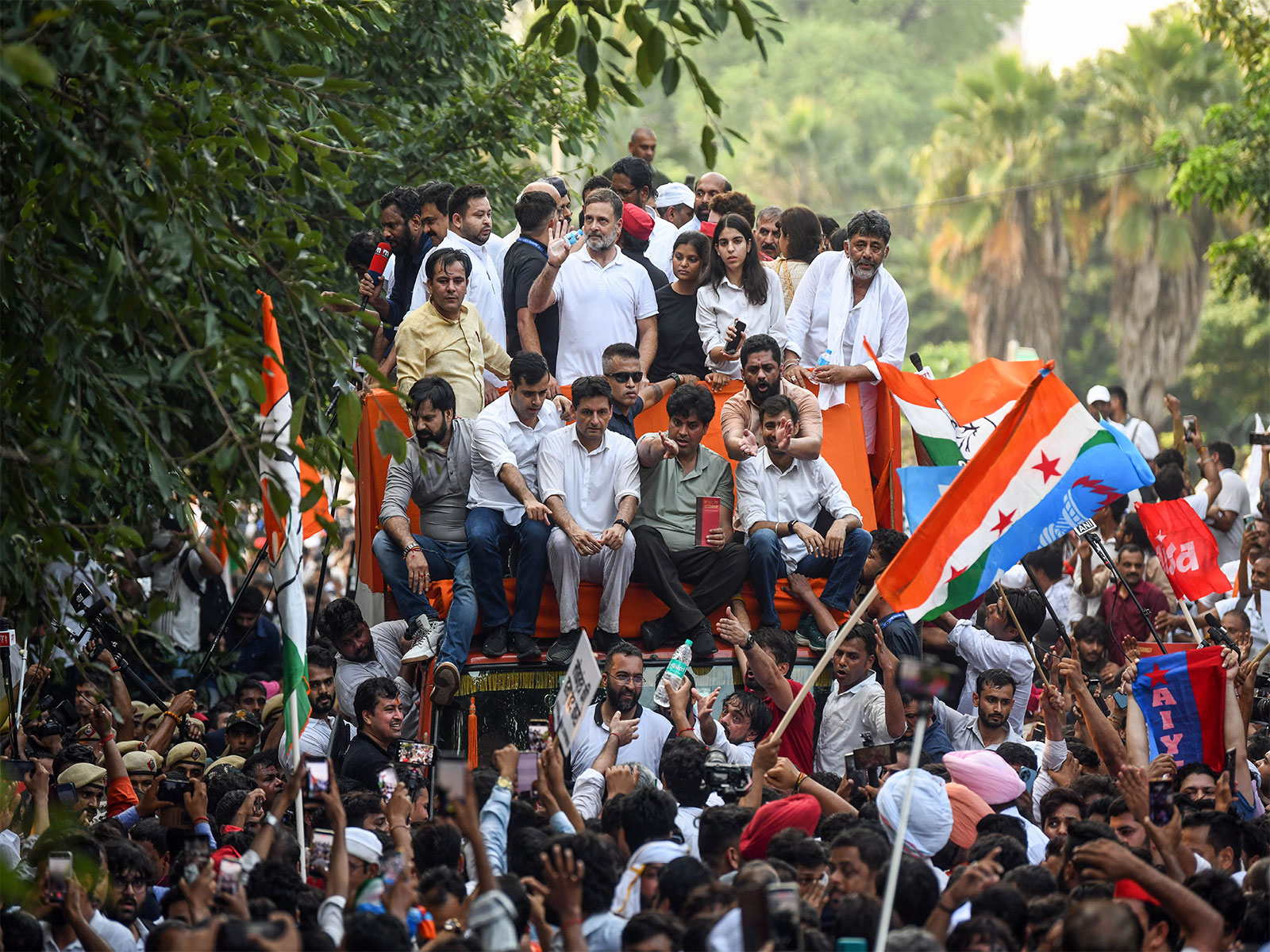 INDIA bloc leaders march towards the Supreme Court (Photo/ANI) INDIA bloc leaders march towards the Supreme Court (Photo/ANI)