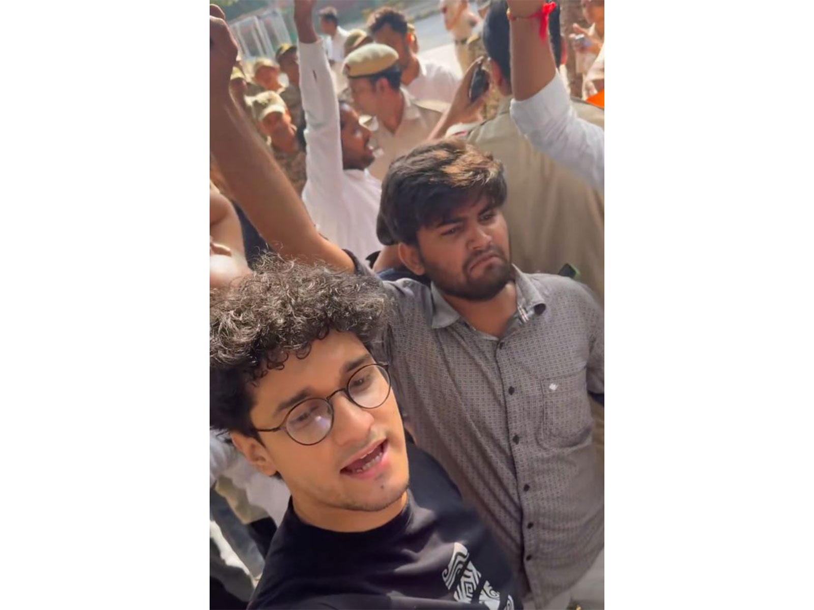 Saurav Das attempts to breach Jantar Mantar (Photo/@SauravDassss) Saurav Das attempts to breach Jantar Mantar (Photo/@SauravDassss)